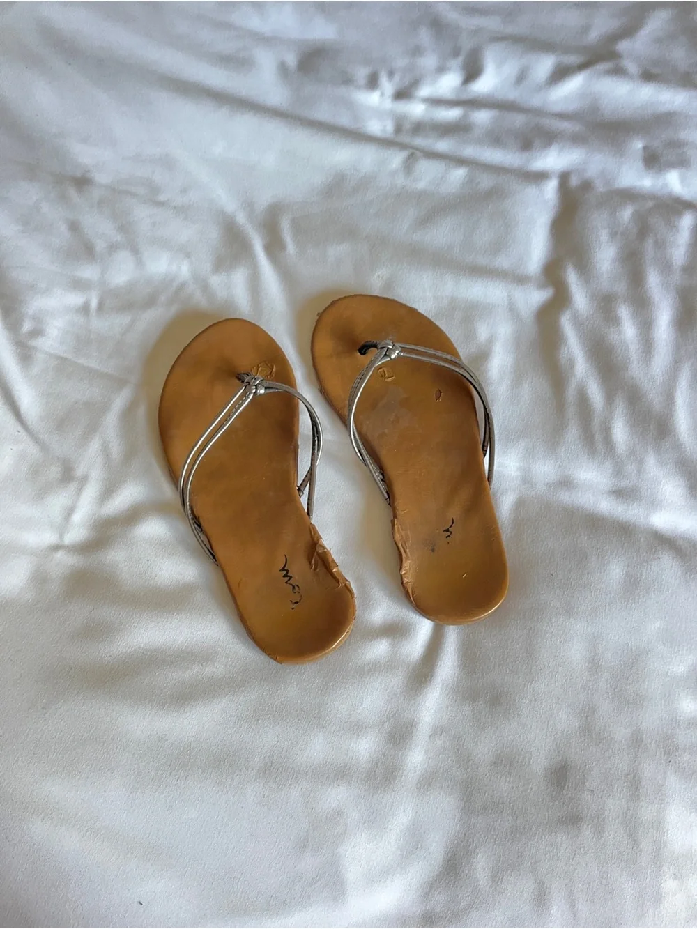 Women's Silver Metallic Strappy Sandals Flip Flops Tan Leather Footbed Size 5.5